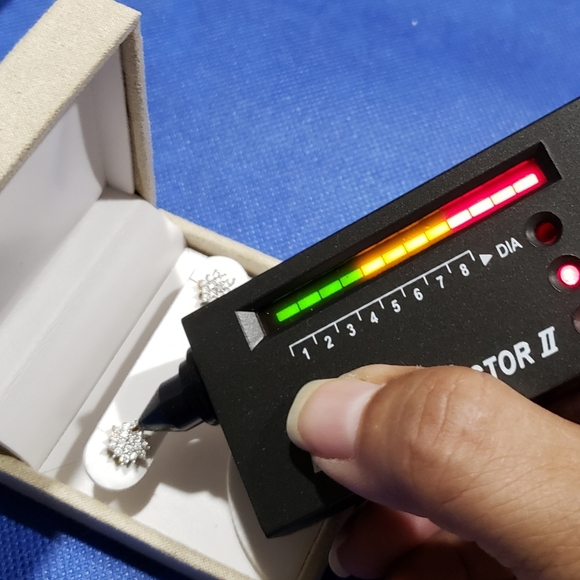 Beautiful 14k YG / 1 ctw Lab Grown Flower Earrings - Picture 5 of 6